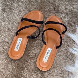 New black strappy Steve Madden flip flops sandal